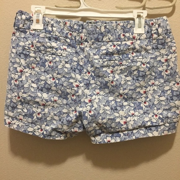 GAP Khaki Shorts - Picture 2 of 4